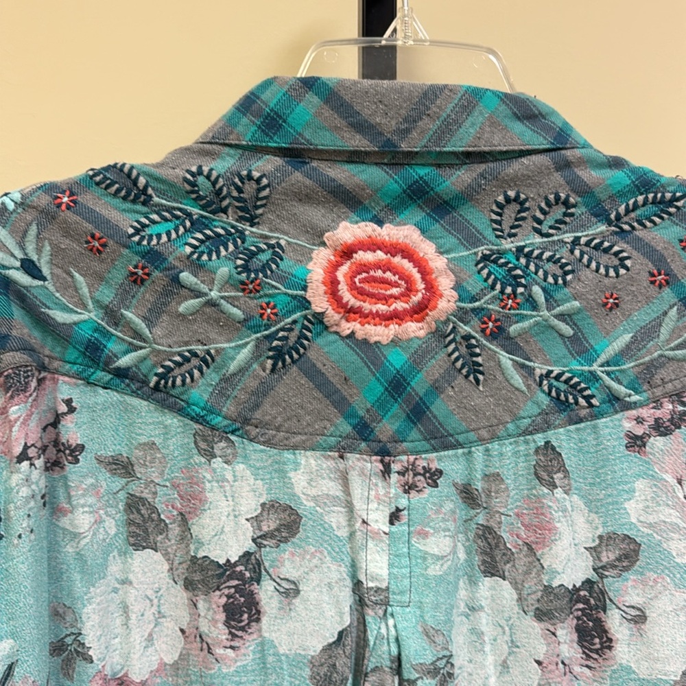 Plus size Tolani flannel long shirt - Picture 6 of 8